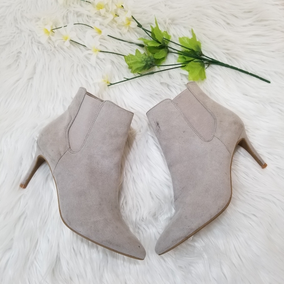 EXPRESS Pointed Faux Suede Ankle Boots Light Gray Color SIZE 9. - Picture 2 of 16